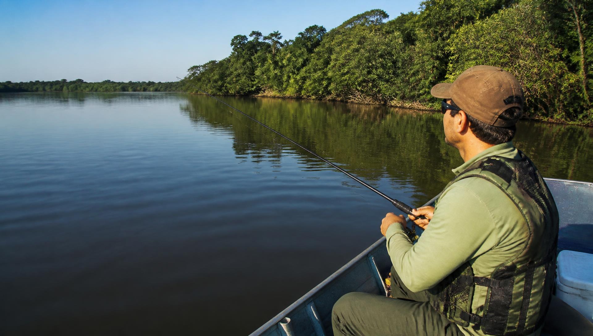 Pescador amador em rio brasileiro
